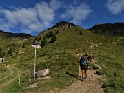 11 Imbocchiamo a dx il sent. 109 per i laghi di Ponteranica, scenderemo dal sent. 109 A qui a sx